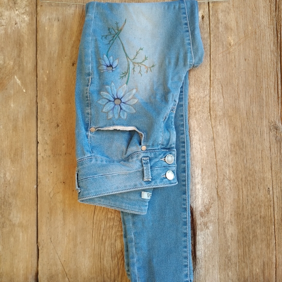 Hand drawn floral art on ladies Mudd jeans size 9 - Picture 2 of 5